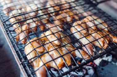 Izgarada bıldırcın. Izgara tavuk eti.