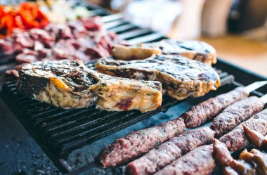 Büyük parça bir restoranda bir ızgara üzerinde salamura et. Karışık ızgara etler