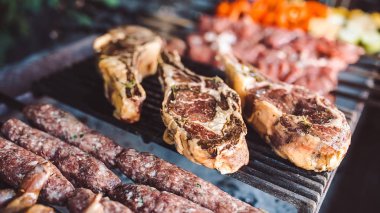 Büyük parça bir restoranda bir ızgara üzerinde salamura et. Karışık ızgara etler