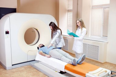 Hastanede MRI taraması yapılan mutlu bir hasta..