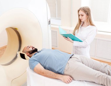 Hastanede MRI taraması yapılan mutlu bir hasta..