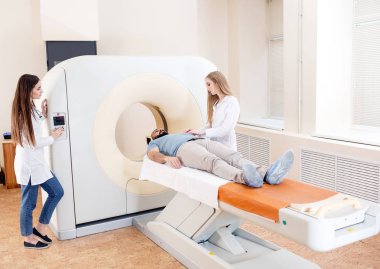 Hastanede MRI taraması yapılan mutlu bir hasta..