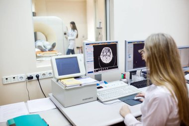 MRI makinesi ve perde ile doktor ve hemşire