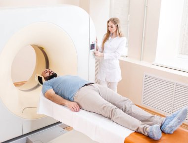 Hastanede MRI taraması yapılan mutlu bir hasta..