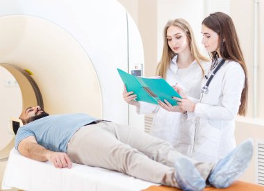Hastanede MRI taraması yapılan mutlu bir hasta..