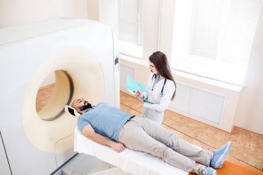 Hastanede MRI taraması yapılan mutlu bir hasta..