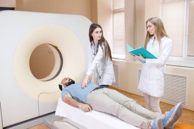 Hastanede MRI taraması yapılan mutlu bir hasta..