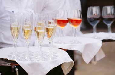 Zarif Garsonlar servis etmek için hazır bir kokteyl ile bir tepsi tutuyor.