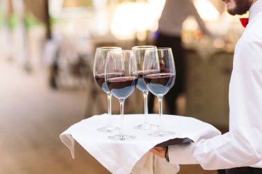 Zarif Garsonlar servis etmek için hazır bir kokteyl ile bir tepsi tutuyor.