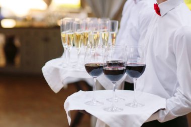 Zarif Garsonlar servis etmek için hazır bir kokteyl ile bir tepsi tutuyor.