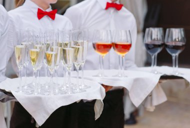 Zarif Garsonlar servis etmek için hazır bir kokteyl ile bir tepsi tutuyor.