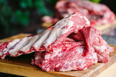 Büyük bir parça et taş bir tablo