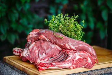 Büyük bir parça et taş bir tablo