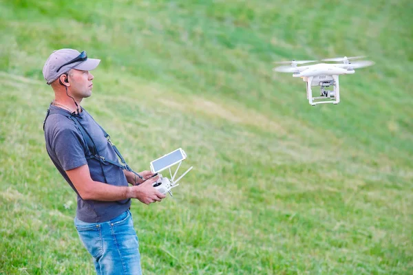 Genç adam uçan drone izlerken ve gezinme — Stok fotoğraf