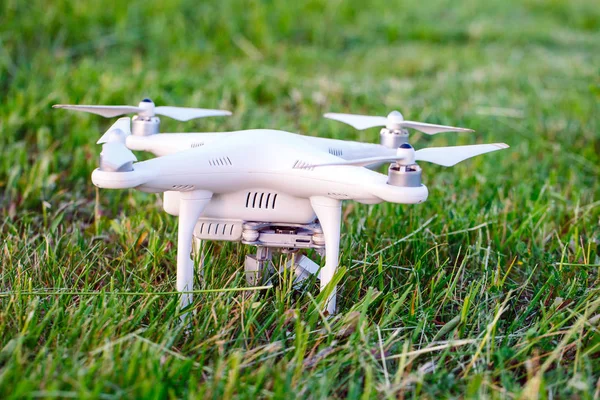 Uçmaya hazırlanıyor çim kamera ile drone