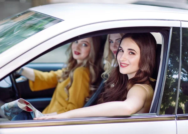 Tres novias jóvenes viajando en un coche . — Foto de Stock