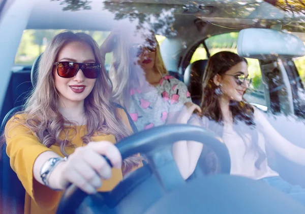 Tres novias jóvenes viajando en un coche . — Foto de Stock