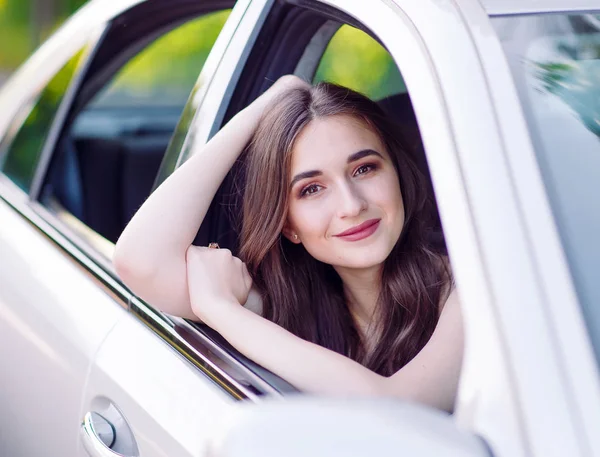 En ung vacker flicka kör en bil. — Stockfoto