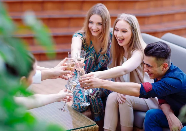 Celebração. Pessoas segurando copos de champanhe fazendo um brinde. — Fotografia de Stock