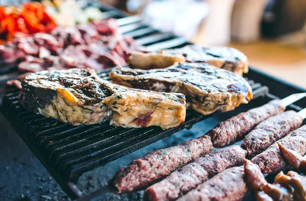 Büyük parça bir restoranda bir ızgara üzerinde salamura et. Karışık ızgara etler