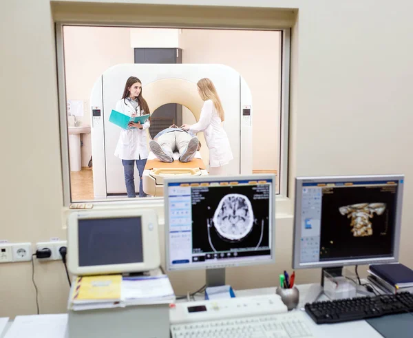 MRI machine and screens with doctor and nurse — Stock Photo, Image