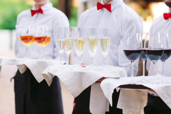 Eleganckie kelnerzy trzyma tacę z dekoracyjną koktajl gotowy do służby. — Zdjęcie stockowe