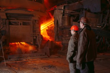 Çelik üretimi için bitki. Elektrikli eritme fırını. İşçi portre