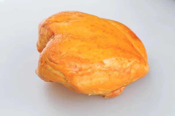 Beyaz zemin üzerine tavuk göğüs füme — Stok fotoğraf