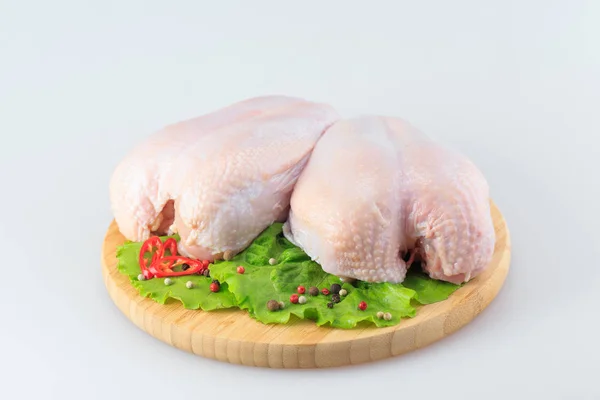 Seios de frango crus em um fundo branco — Fotografia de Stock
