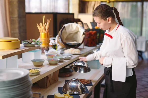 Buffet. Il cameriere prepara la tavola. Frutta, insalate . — Foto Stock