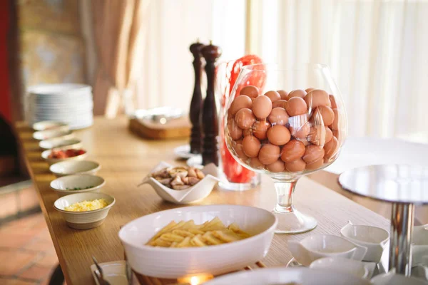 Сніданок. приготування яєць в ресторані або готелі . — стокове фото