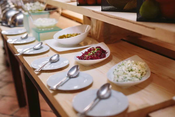 Завтрак "шведский стол" в отеле или ресторане — стоковое фото