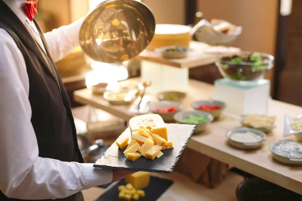 Buffet. El camarero pone la mesa. Frutas, ensaladas . — Foto de Stock