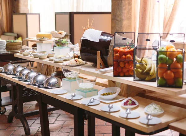 Сніданок "шведський стіл" в готелі або ресторані — стокове фото