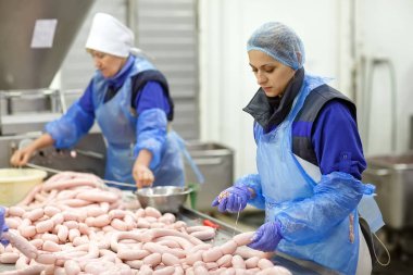 Bir et fabrikasında sosis işleme kasap.