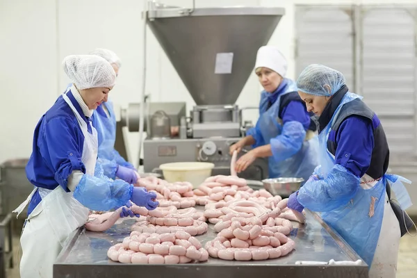 Taglio di carne nei macelli. La fabbrica di carne e salsiccia . — Foto Stock