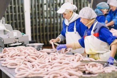 Bir et fabrikasında sosis işleme kasap.