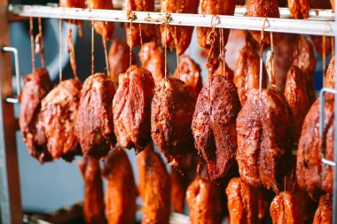 Fırında jambon füme. Sosis üretim fabrikası