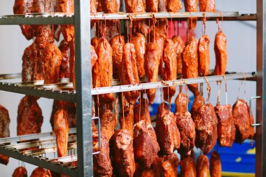 Fırında jambon füme. Sosis üretim fabrikası