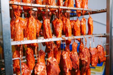 Fırında jambon füme. Sosis üretim fabrikası