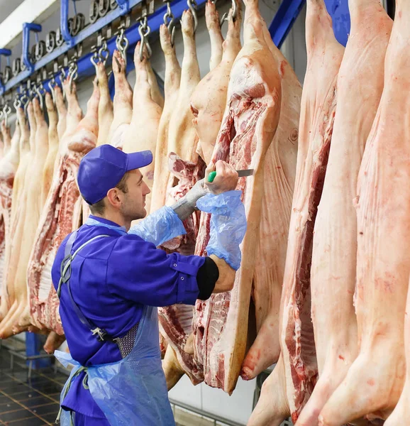 Découpe de porc au boucher lors de la fabrication de viande . — Photo