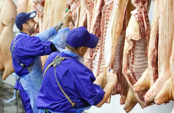 Découpe de porc au boucher lors de la fabrication de viande . — Photo
