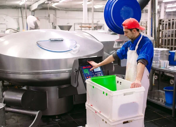 La carne nel Macinatore. l'industria della carne — Foto Stock