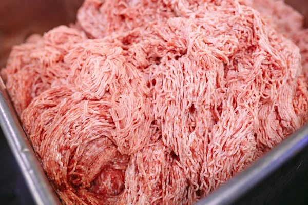 A húsdarabokat. A hús-és kolbászgyár. — Stock Fotó
