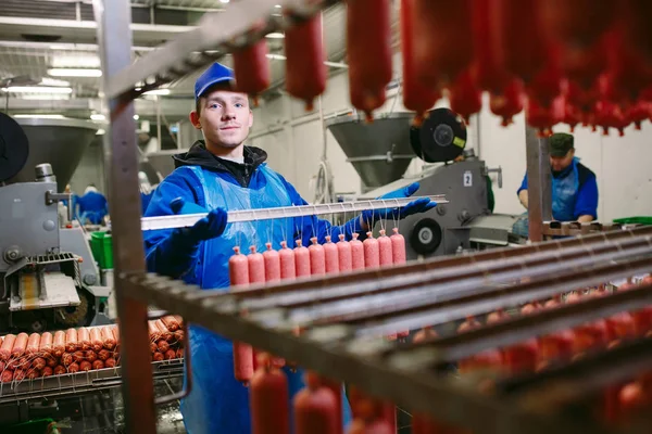 Ritratto di macellai che lavorano salsicce in fabbrica di carne — Foto Stock