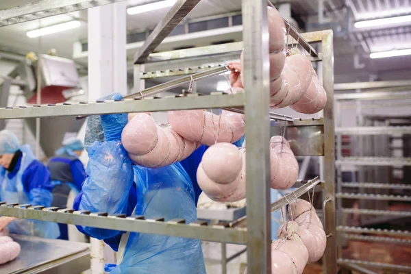 Slaktare bearbetning korv på en köttfabrik. — Stockfoto