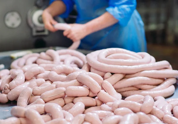Мясники, перерабатывающие колбасы на мясокомбинате . — стоковое фото