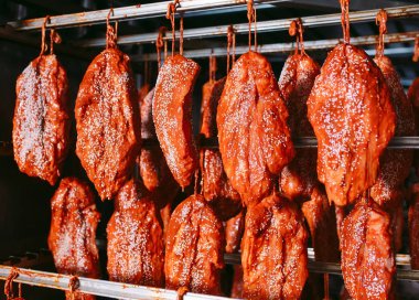 Fırında jambon füme. Sosis üretim fabrikası.