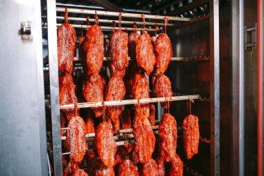 Fırında jambon füme. Sosis üretim fabrikası