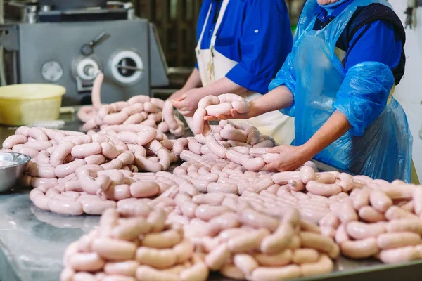 Bouchers transformant des saucisses dans une usine de viande . — Photo